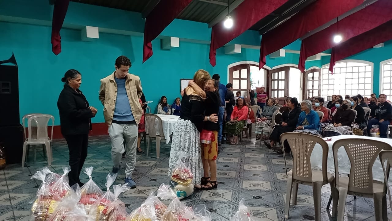 Monica giving out food baskets to individuals in Santa María de Jesús